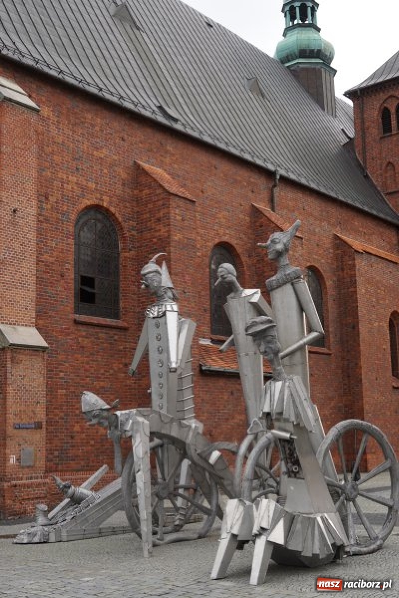 Zdjęcie w galerii na portalu naszraciborz.pl: Tajemnicze rzeźby na raciborskim Rynku [FOTO] wiadomości z regionu