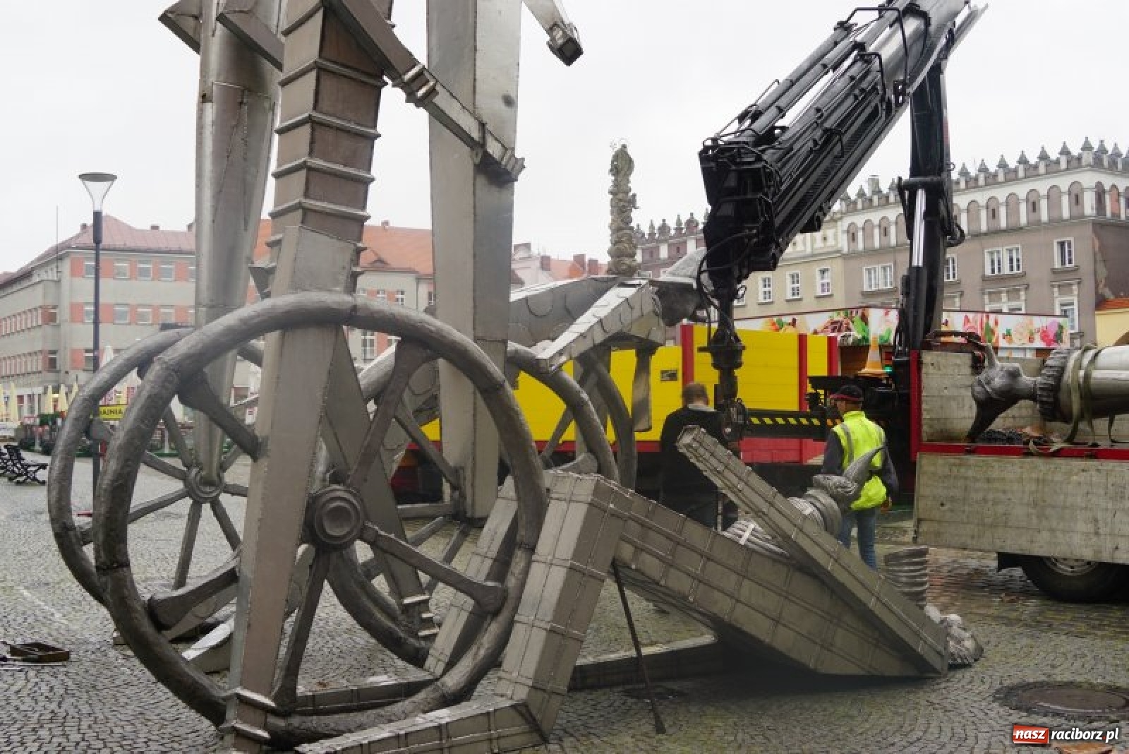 Zdjęcie w galerii na portalu naszraciborz.pl: Tajemnicze rzeźby na raciborskim Rynku [FOTO] wiadomości z regionu