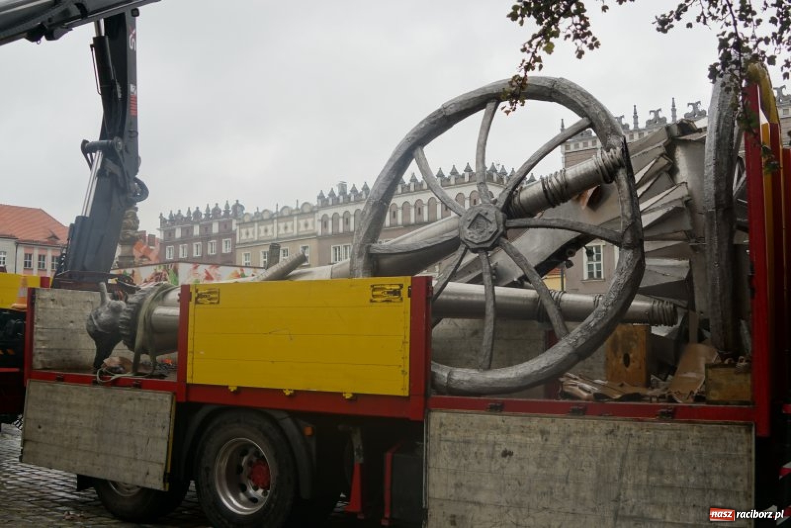 Zdjęcie w galerii na portalu naszraciborz.pl: Tajemnicze rzeźby na raciborskim Rynku [FOTO] wiadomości z regionu