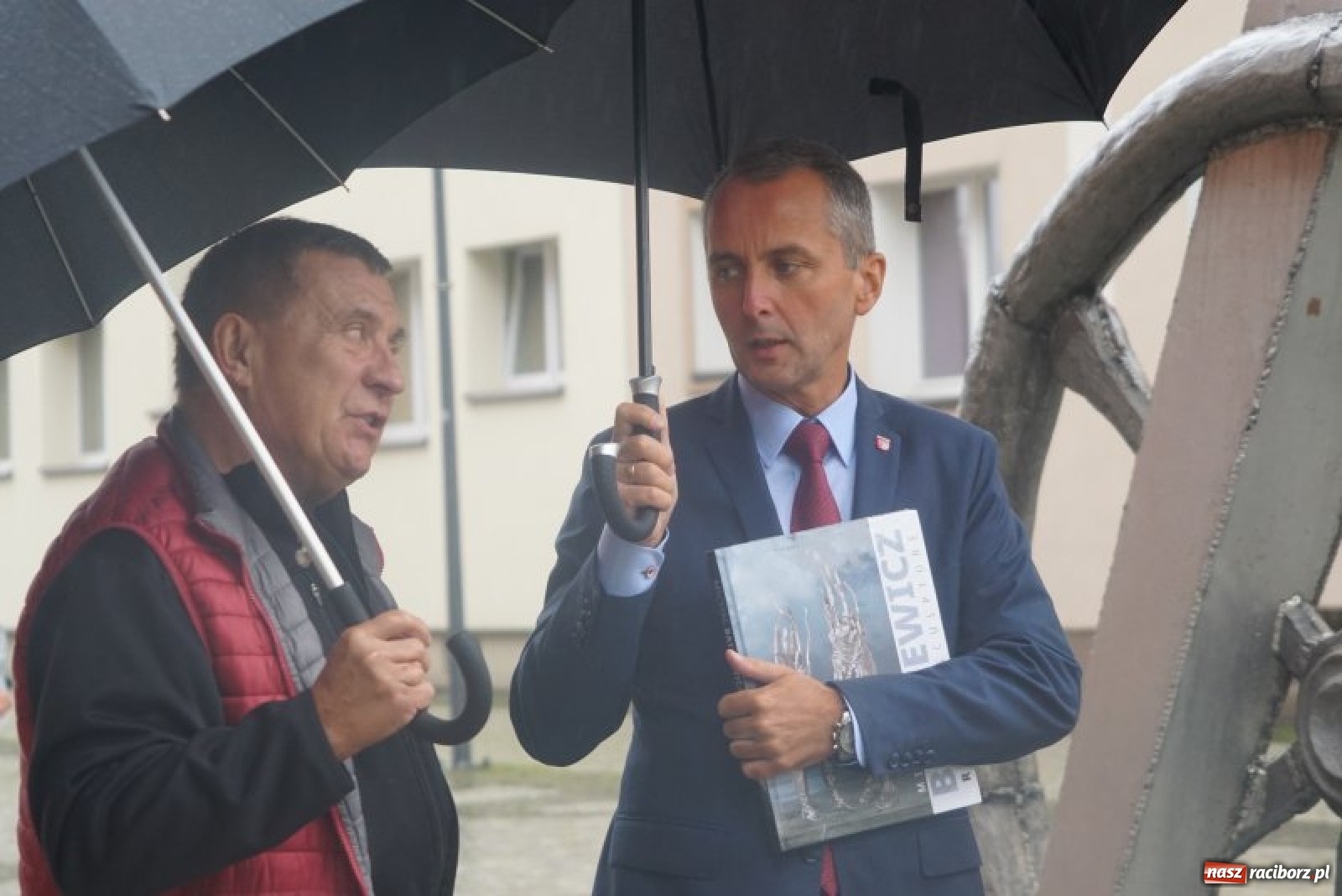 Zdjęcie w galerii na portalu naszraciborz.pl: Tajemnicze rzeźby na raciborskim Rynku [FOTO] wiadomości z regionu