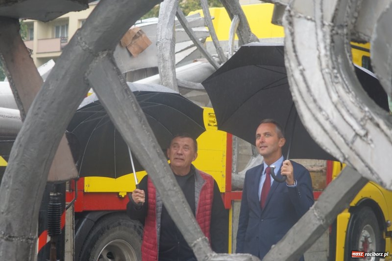 Zdjęcie w galerii na portalu naszraciborz.pl: Tajemnicze rzeźby na raciborskim Rynku [FOTO] wiadomości z regionu