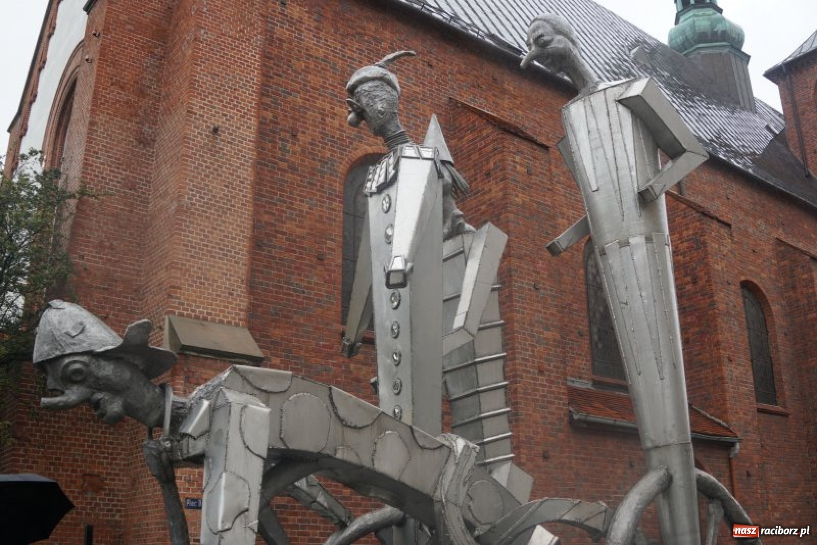 Zdjęcie w galerii na portalu naszraciborz.pl: Tajemnicze rzeźby na raciborskim Rynku [FOTO] wiadomości z regionu