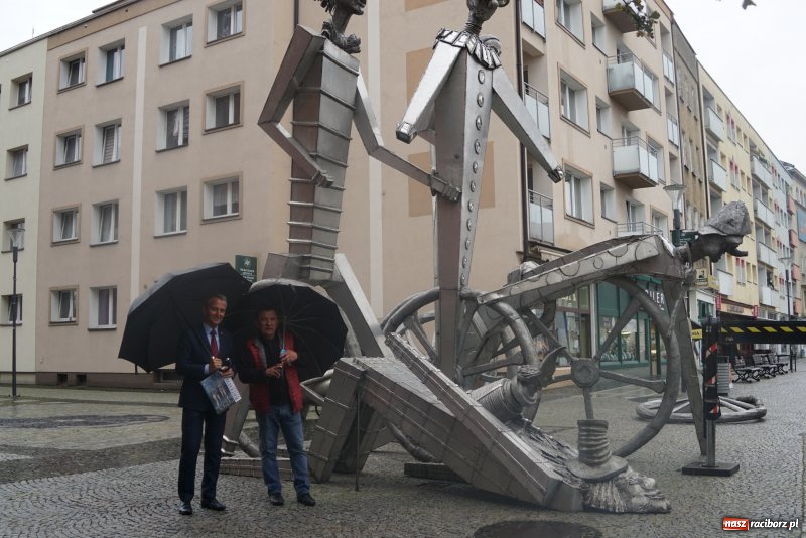Zdjęcie w galerii na portalu naszraciborz.pl: Tajemnicze rzeźby na raciborskim Rynku [FOTO] wiadomości z regionu