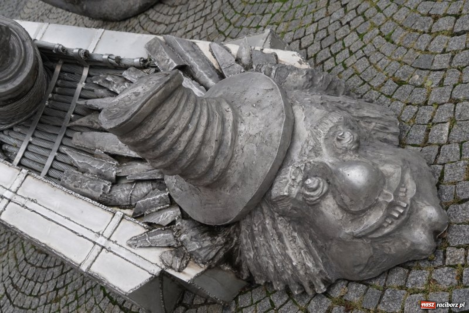 Zdjęcie w galerii na portalu naszraciborz.pl: Tajemnicze rzeźby na raciborskim Rynku [FOTO] wiadomości z regionu