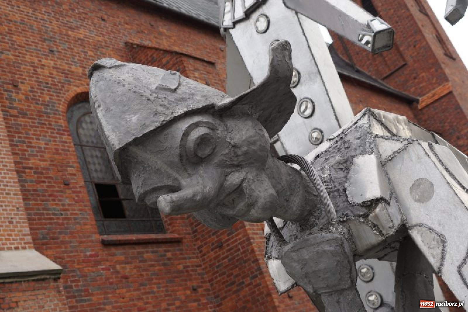 Zdjęcie w galerii na portalu naszraciborz.pl: Tajemnicze rzeźby na raciborskim Rynku [FOTO] wiadomości z regionu