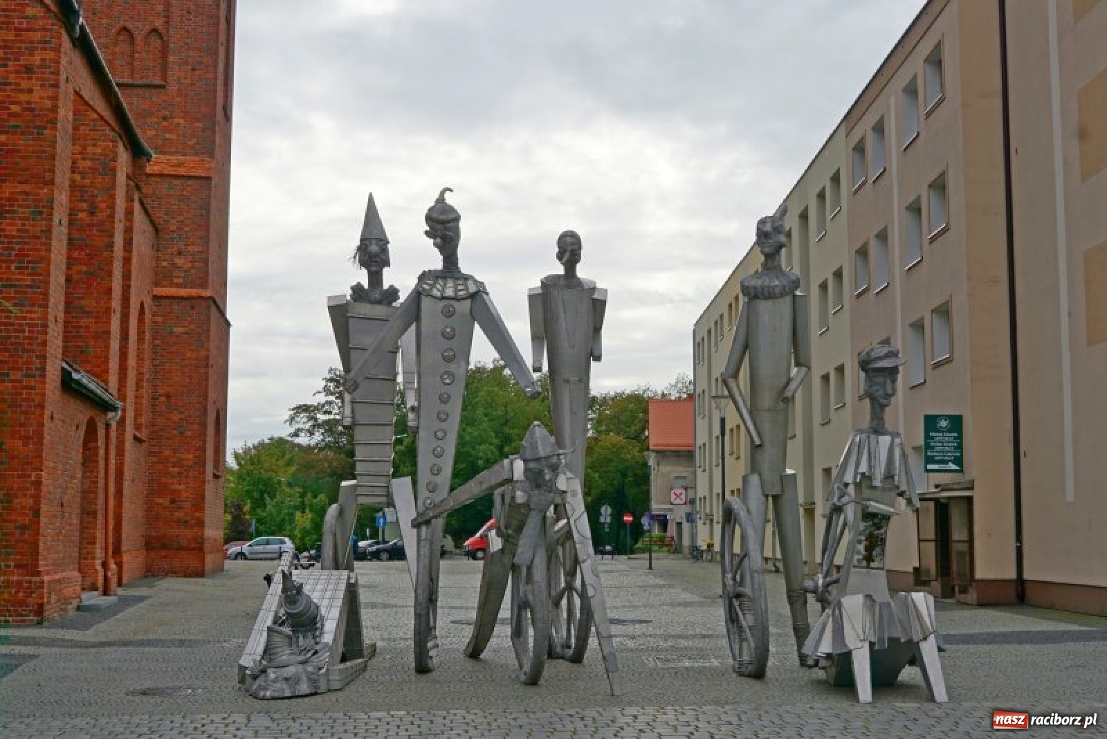 Zdjęcie w galerii na portalu naszraciborz.pl: Tajemnicze rzeźby na raciborskim Rynku [FOTO] wiadomości z regionu