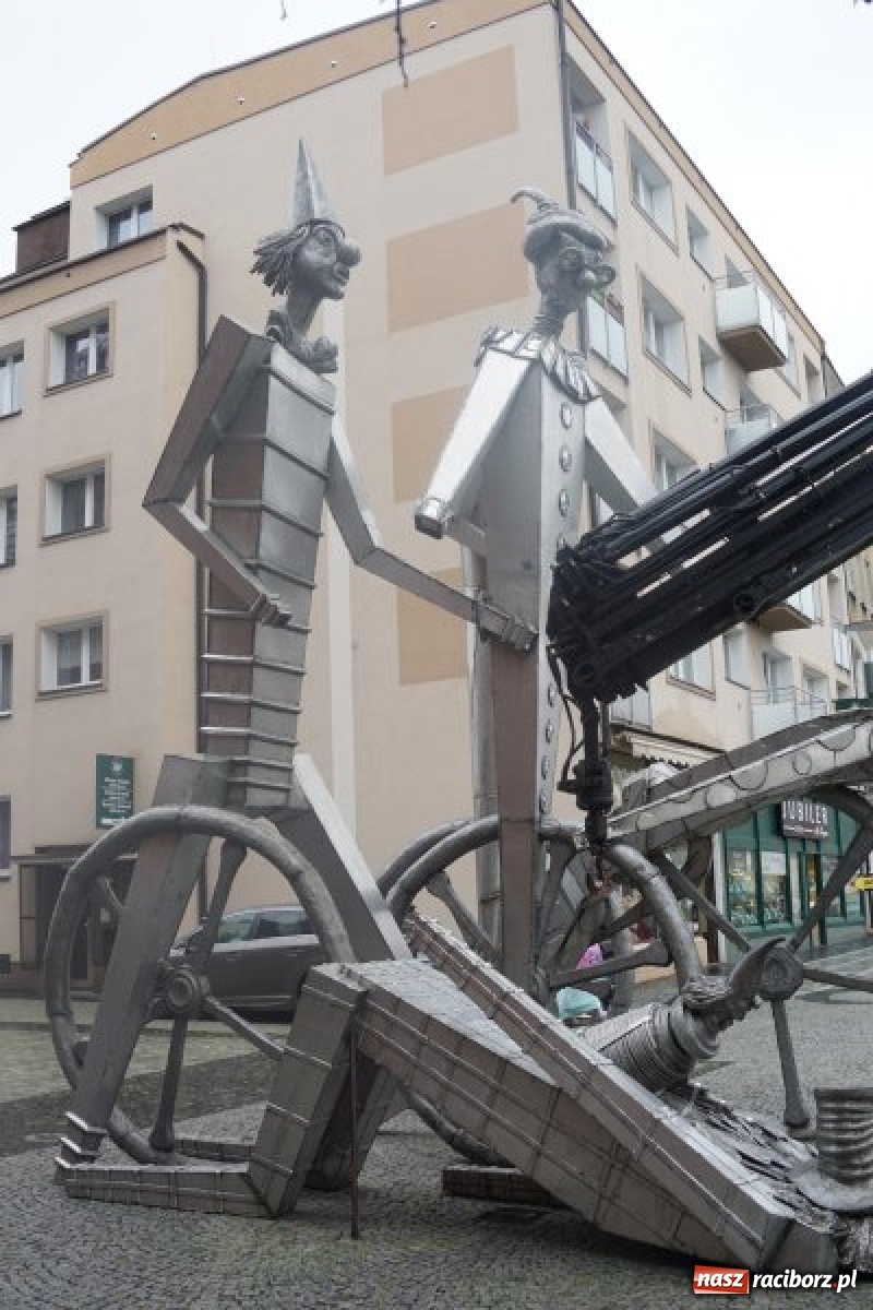Zdjęcie w galerii na portalu naszraciborz.pl: Tajemnicze rzeźby na raciborskim Rynku [FOTO] wiadomości z regionu