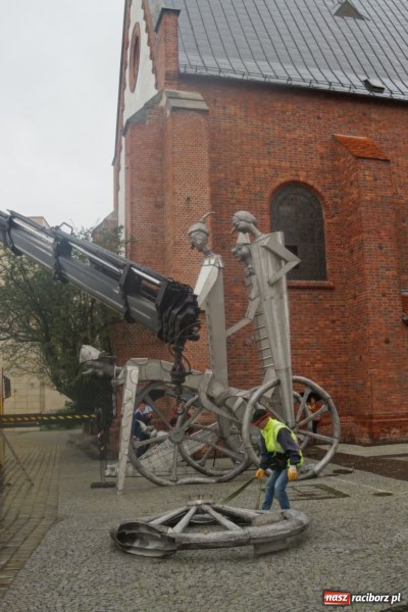 Zdjęcie w galerii na portalu naszraciborz.pl: Tajemnicze rzeźby na raciborskim Rynku [FOTO] wiadomości z regionu