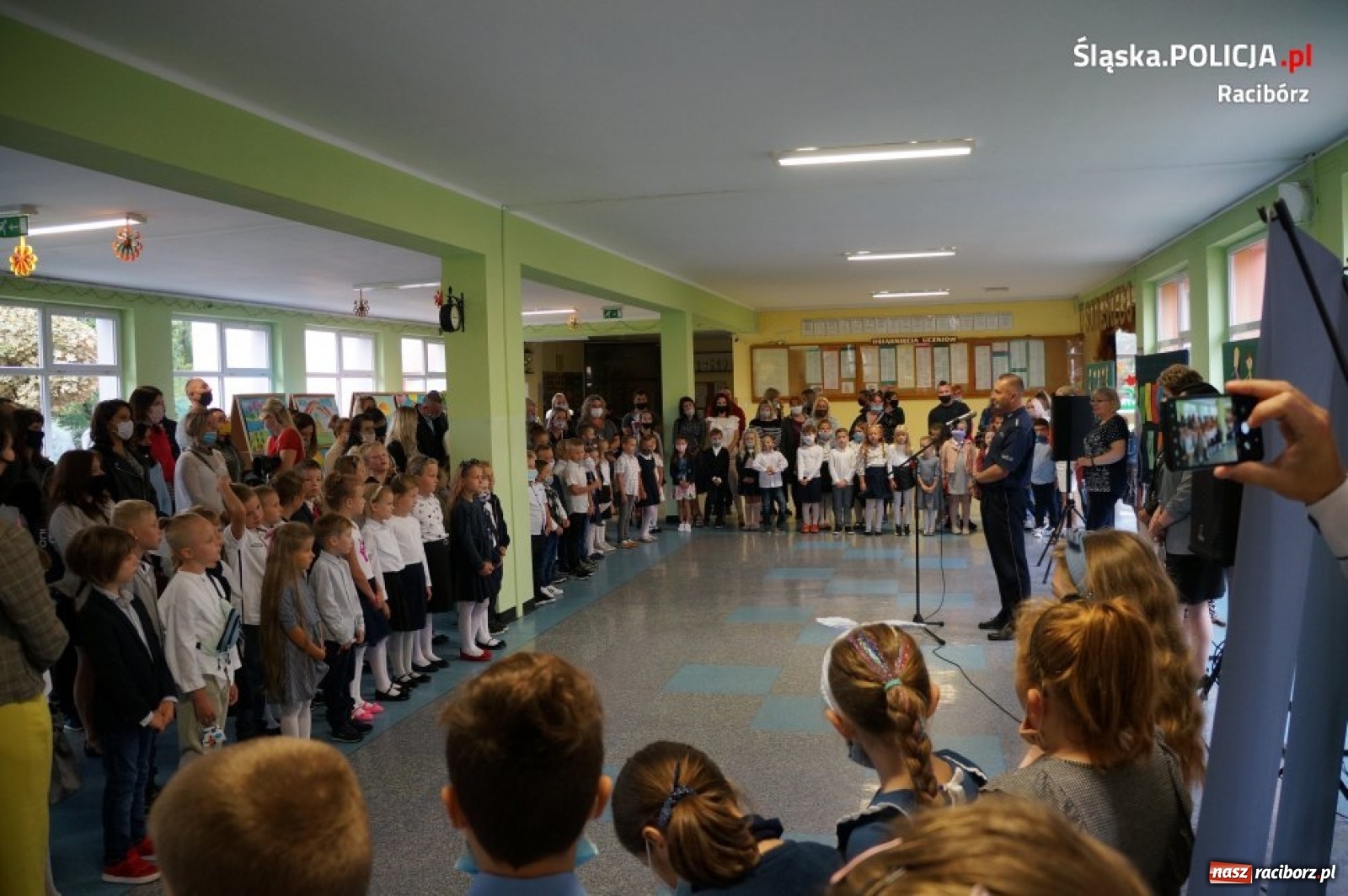 Zdjęcie w galerii na portalu naszraciborz.pl: Raciborscy policjanci na rozpoczęciu roku szkolnego w SP 15 wiadomości z regionu