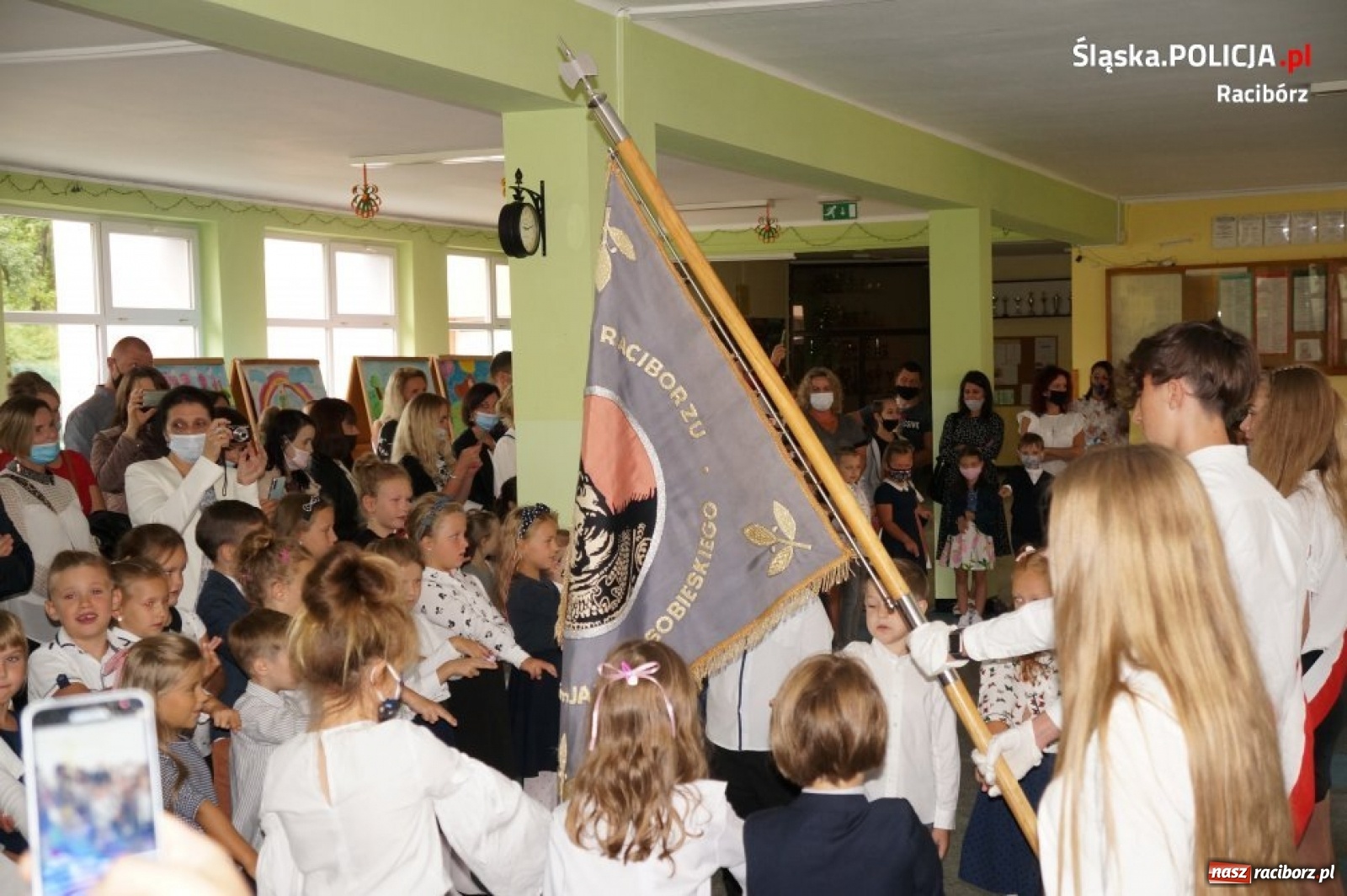 Zdjęcie w galerii na portalu naszraciborz.pl: Raciborscy policjanci na rozpoczęciu roku szkolnego w SP 15 wiadomości z regionu