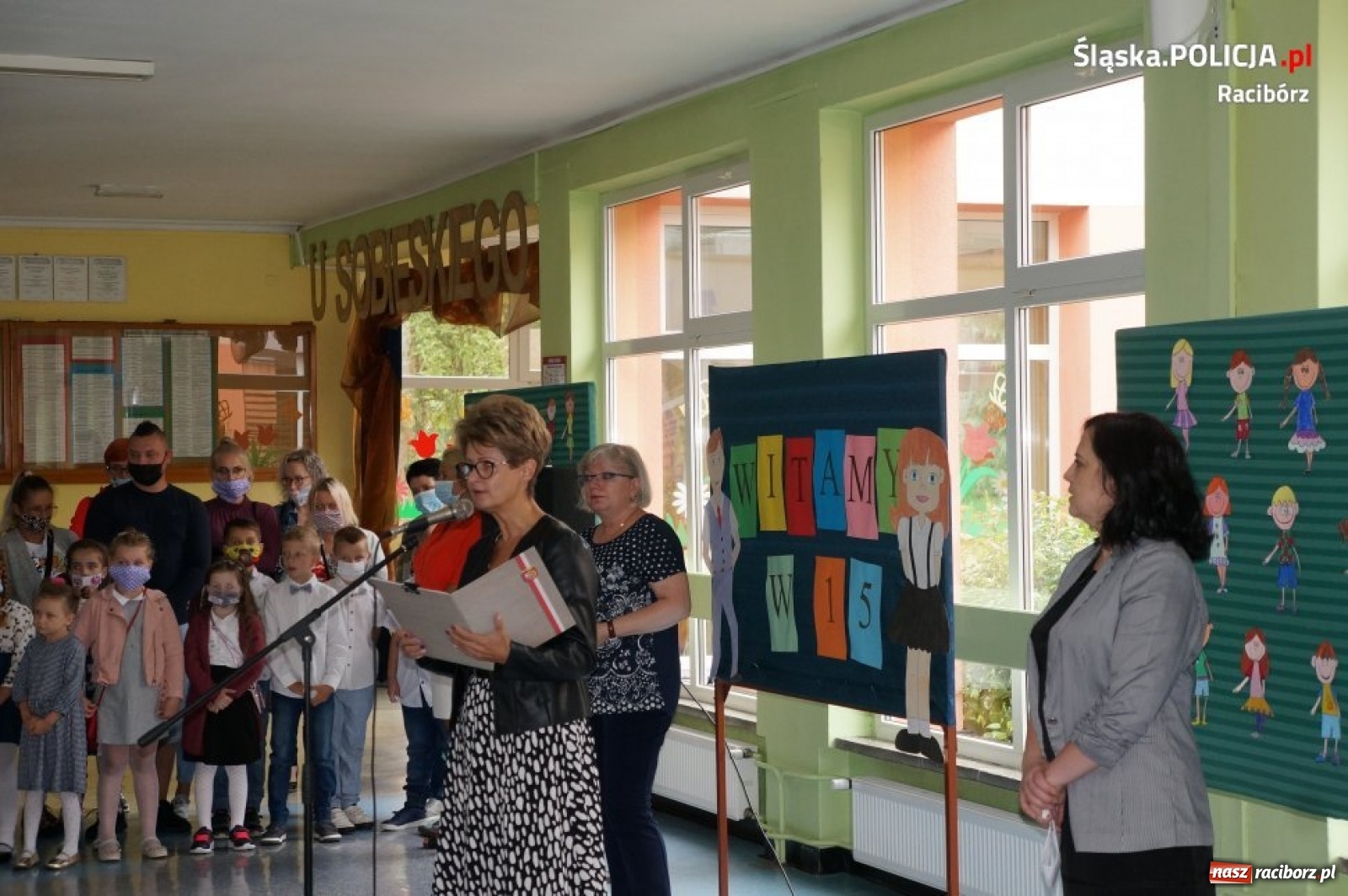 Zdjęcie w galerii na portalu naszraciborz.pl: Raciborscy policjanci na rozpoczęciu roku szkolnego w SP 15 wiadomości z regionu