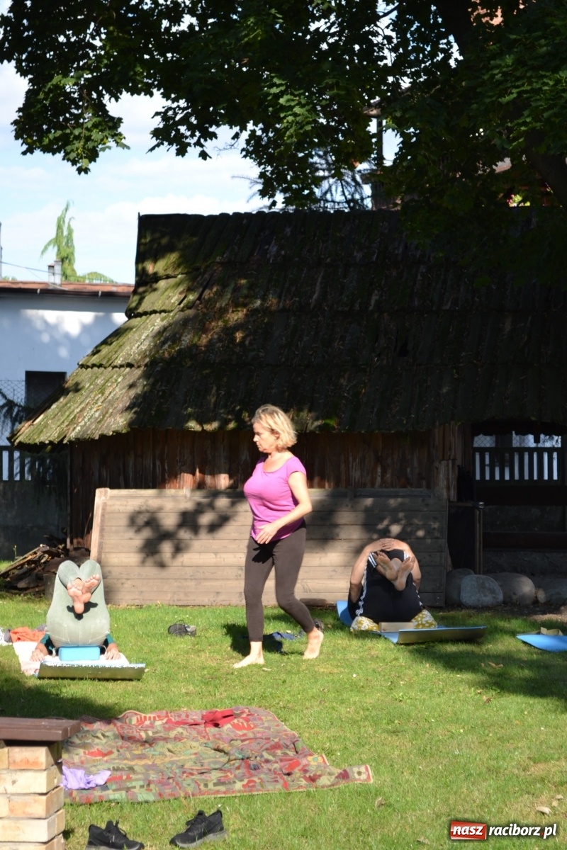 Zdjęcie w galerii na portalu naszraciborz.pl: Joga z elementami teatru na zakończenie wakacji wiadomości z regionu