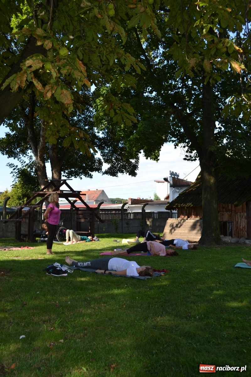 Zdjęcie w galerii na portalu naszraciborz.pl: Joga z elementami teatru na zakończenie wakacji wiadomości z regionu