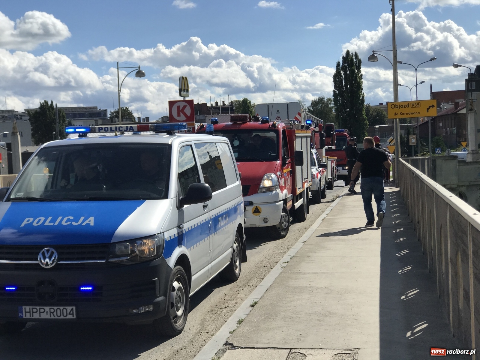 Zdjęcie w galerii na portalu naszraciborz.pl: Akcja strażaków i policji na moście Zamkowym  wiadomości z regionu