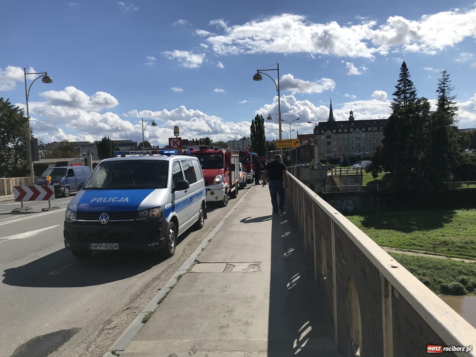 Zdjęcie w galerii na portalu naszraciborz.pl: Akcja strażaków i policji na moście Zamkowym  wiadomości z regionu