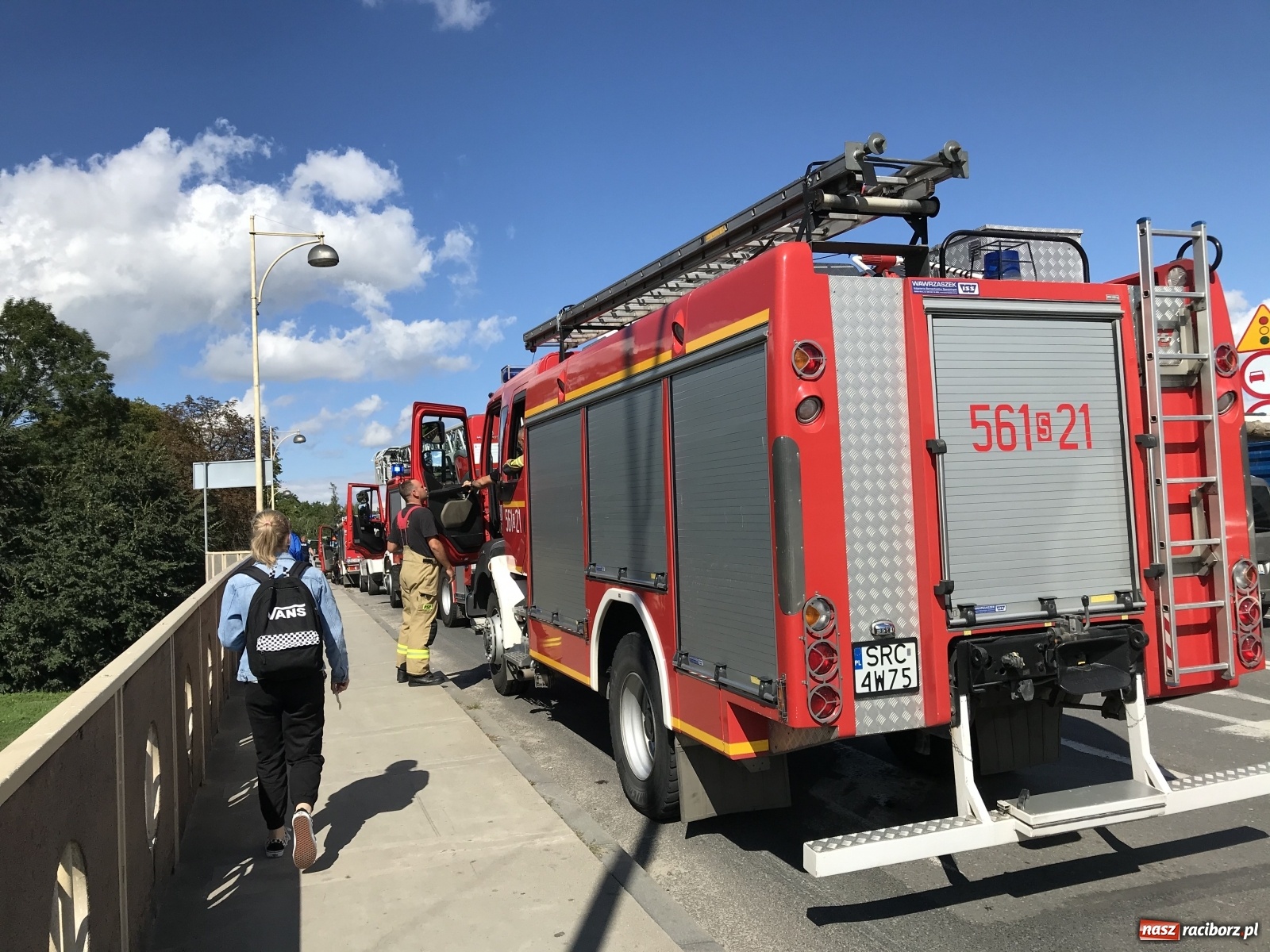 Zdjęcie w galerii na portalu naszraciborz.pl: Akcja strażaków i policji na moście Zamkowym  wiadomości z regionu