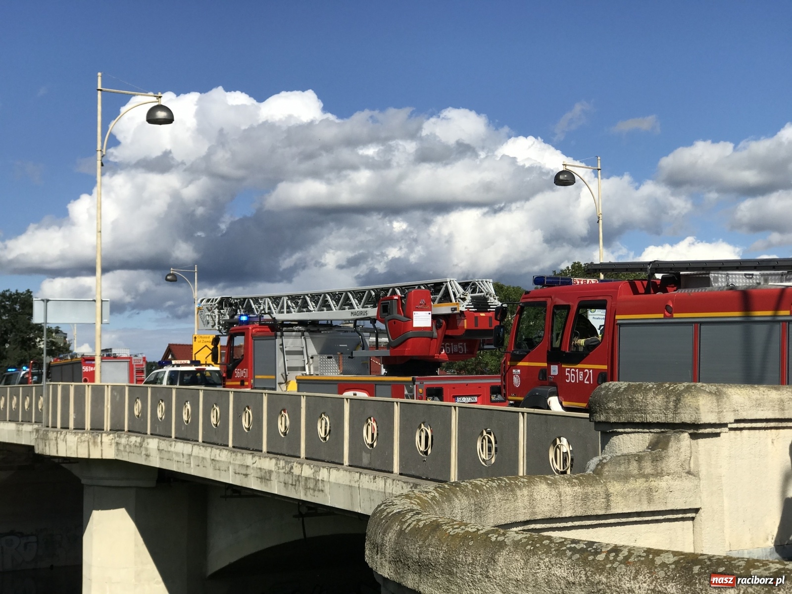 Zdjęcie w galerii na portalu naszraciborz.pl: Akcja strażaków i policji na moście Zamkowym  wiadomości z regionu