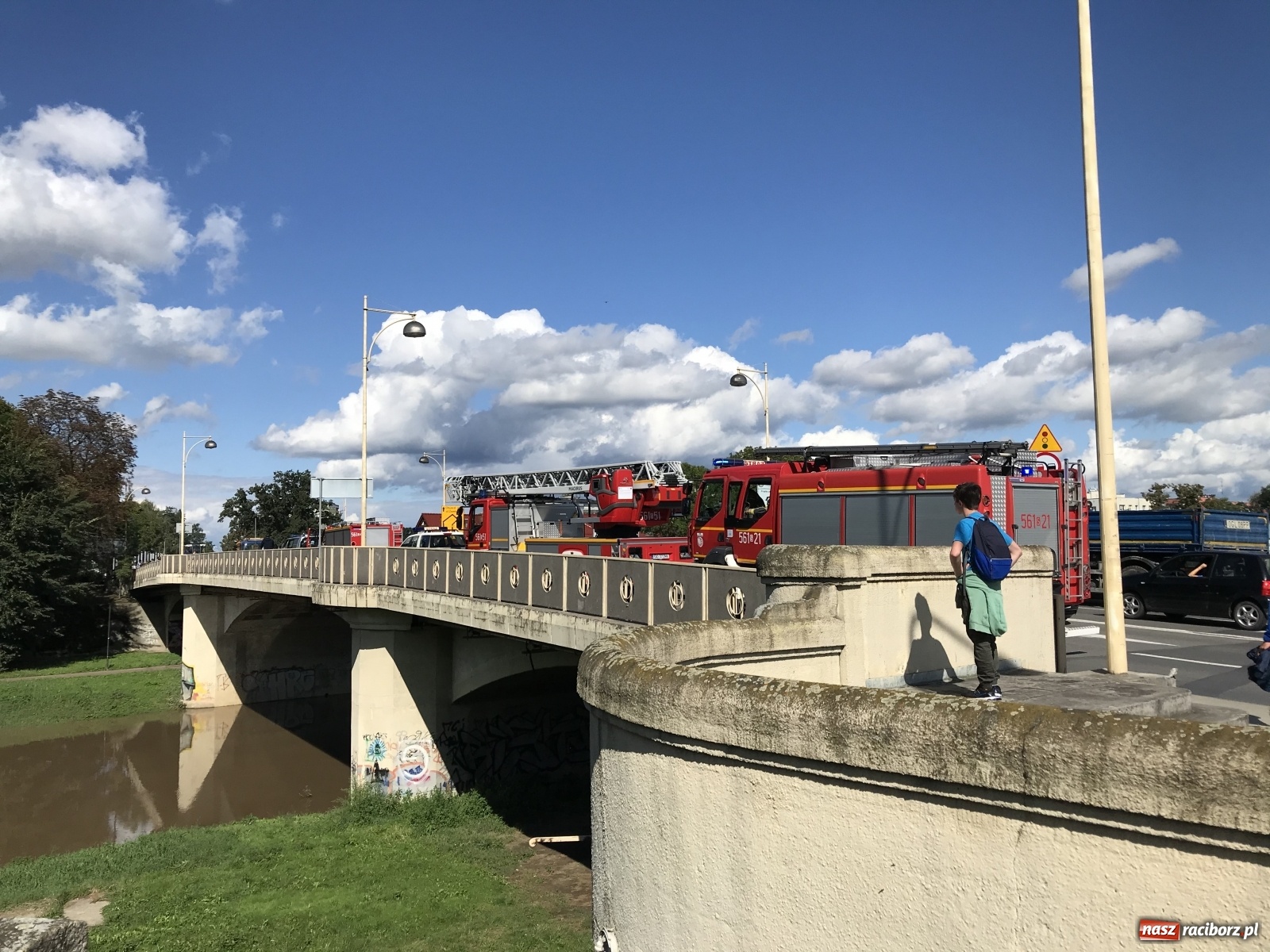 Zdjęcie w galerii na portalu naszraciborz.pl: Akcja strażaków i policji na moście Zamkowym  wiadomości z regionu