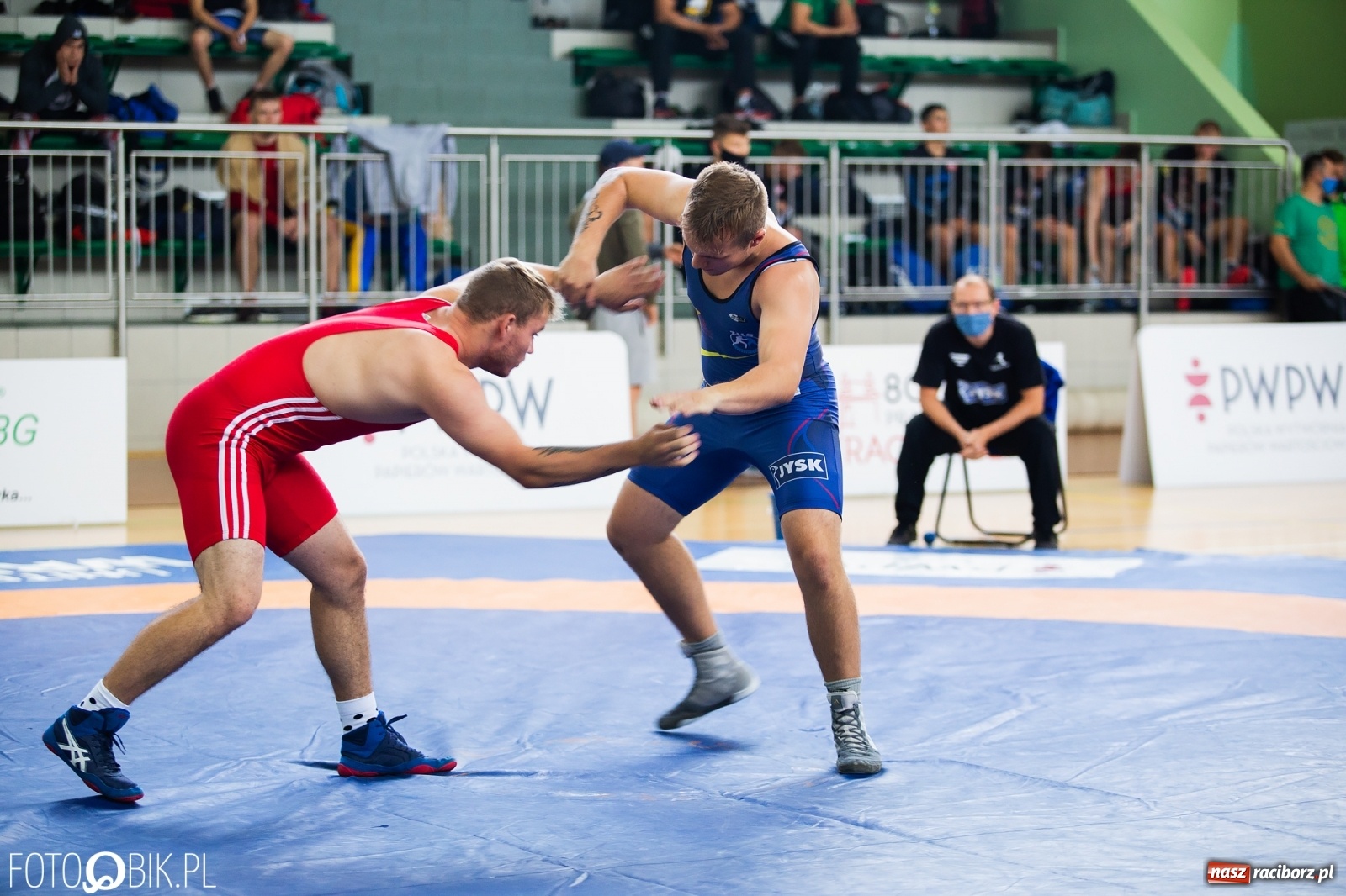 Zdjęcie w galerii na portalu naszraciborz.pl: W Arenie Rafako trwają Mistrzostwa Polski Juniorów w Zapasach  wiadomości z regionu