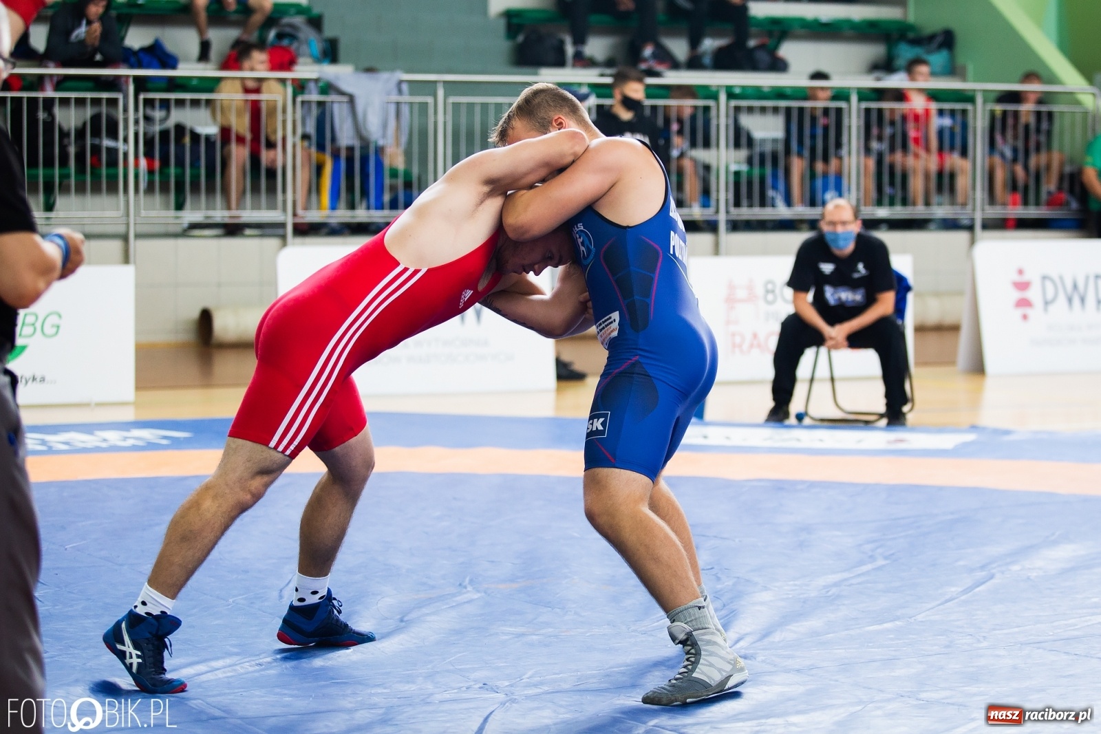 Zdjęcie w galerii na portalu naszraciborz.pl: W Arenie Rafako trwają Mistrzostwa Polski Juniorów w Zapasach  wiadomości z regionu
