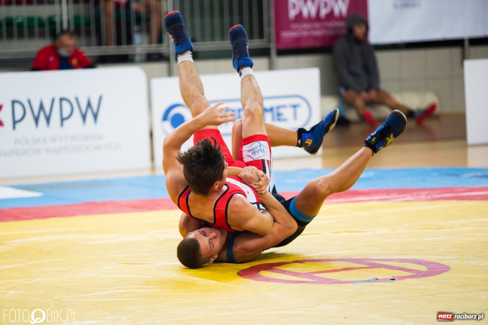 Zdjęcie w galerii na portalu naszraciborz.pl: W Arenie Rafako trwają Mistrzostwa Polski Juniorów w Zapasach  wiadomości z regionu