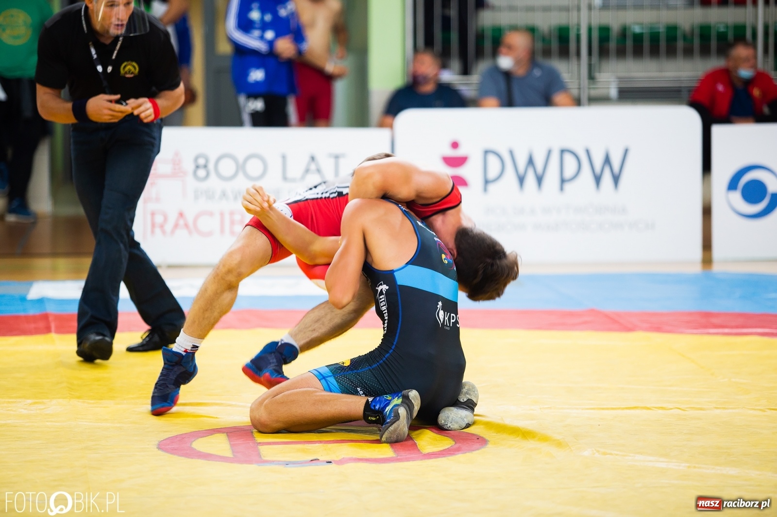 Zdjęcie w galerii na portalu naszraciborz.pl: W Arenie Rafako trwają Mistrzostwa Polski Juniorów w Zapasach  wiadomości z regionu