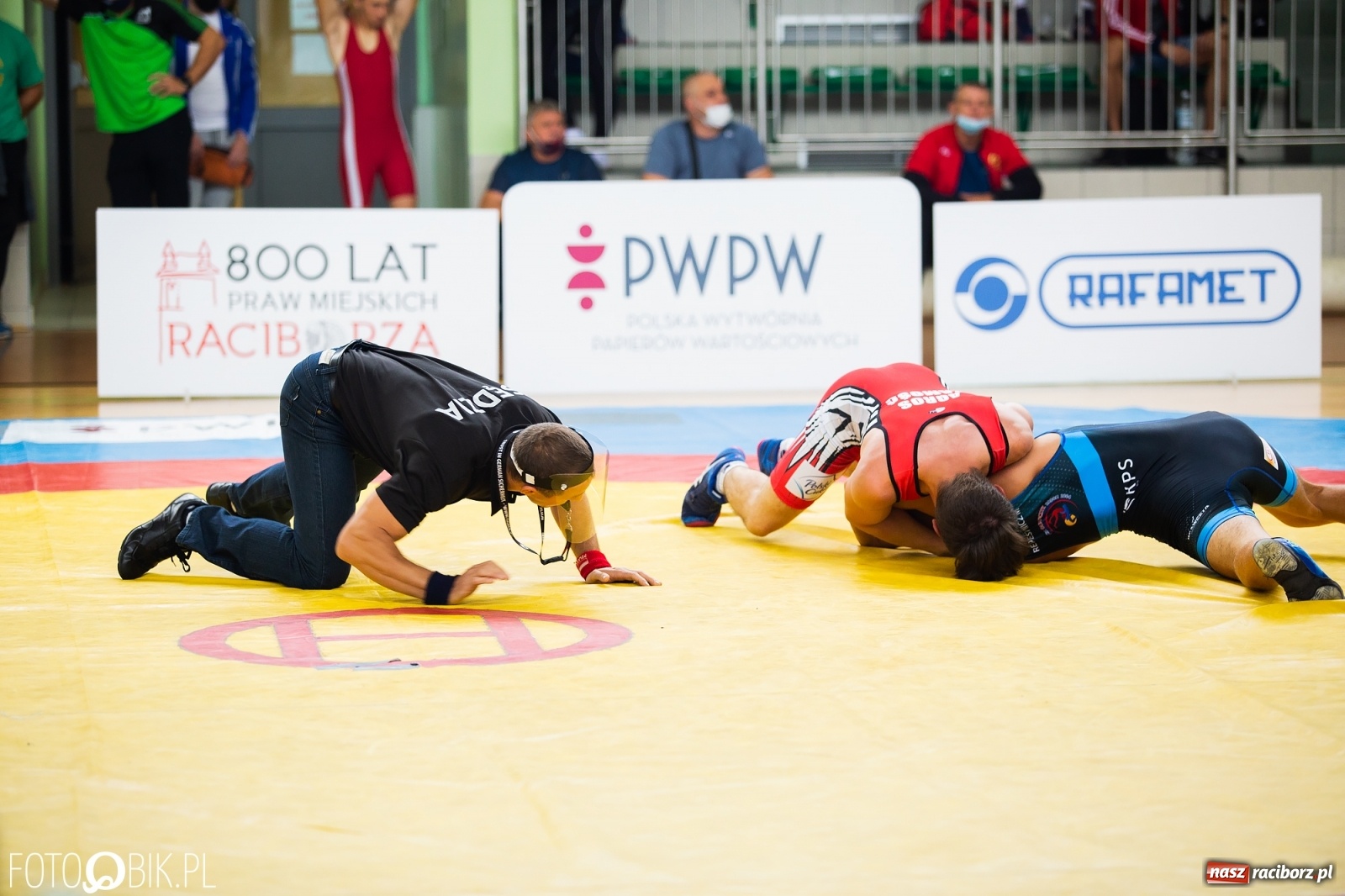 Zdjęcie w galerii na portalu naszraciborz.pl: W Arenie Rafako trwają Mistrzostwa Polski Juniorów w Zapasach  wiadomości z regionu