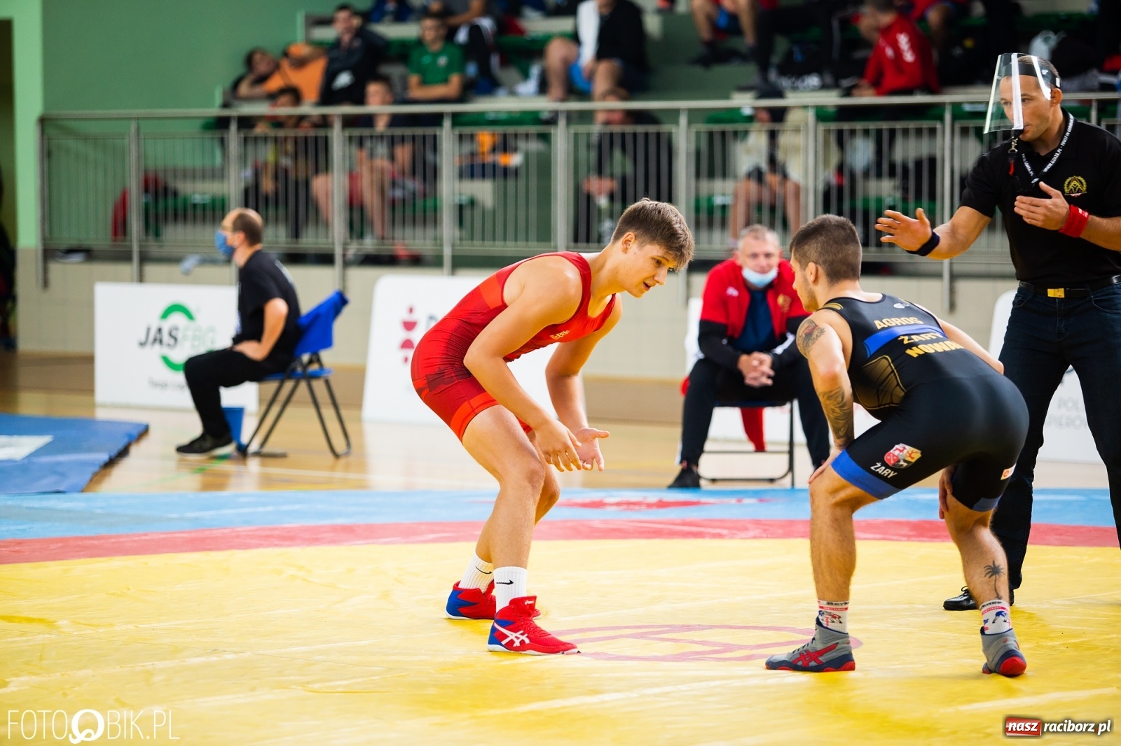 Zdjęcie w galerii na portalu naszraciborz.pl: W Arenie Rafako trwają Mistrzostwa Polski Juniorów w Zapasach  wiadomości z regionu