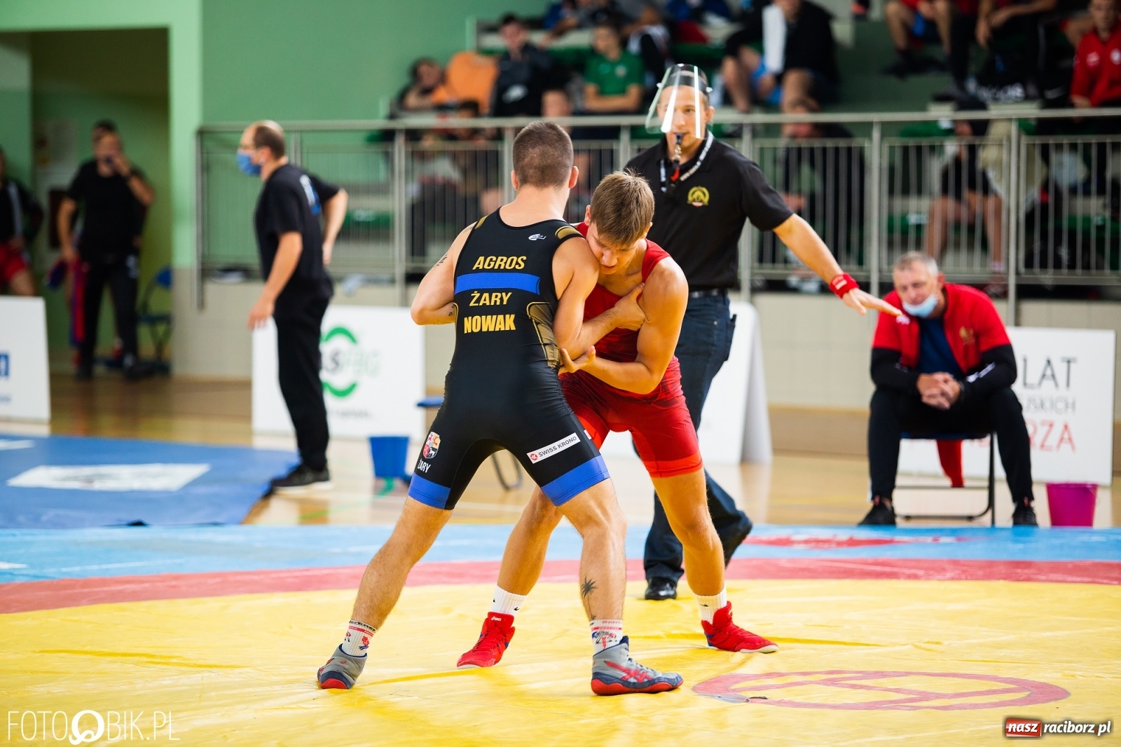 Zdjęcie w galerii na portalu naszraciborz.pl: W Arenie Rafako trwają Mistrzostwa Polski Juniorów w Zapasach  wiadomości z regionu
