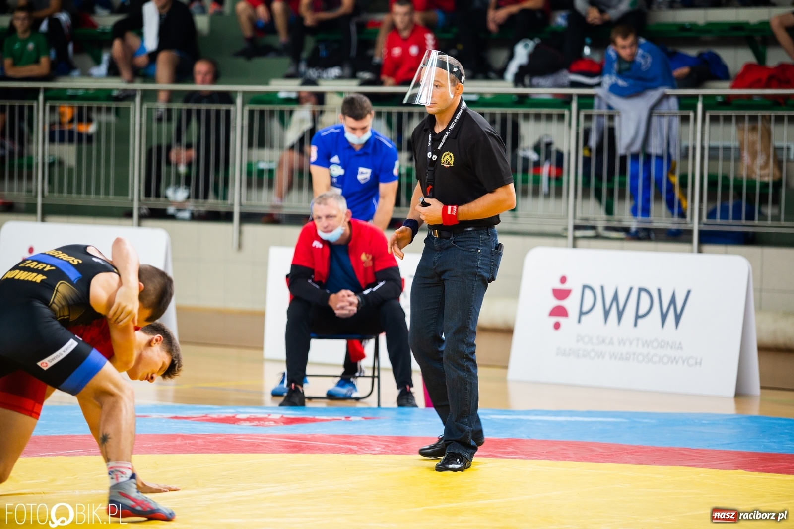 Zdjęcie w galerii na portalu naszraciborz.pl: W Arenie Rafako trwają Mistrzostwa Polski Juniorów w Zapasach  wiadomości z regionu