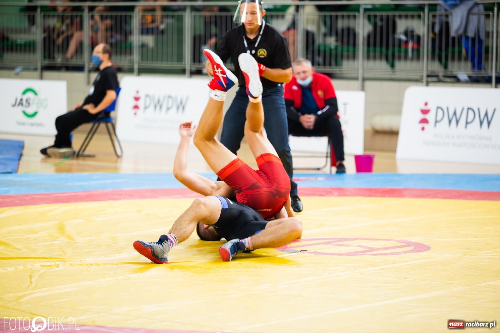 Zdjęcie w galerii na portalu naszraciborz.pl: W Arenie Rafako trwają Mistrzostwa Polski Juniorów w Zapasach  wiadomości z regionu