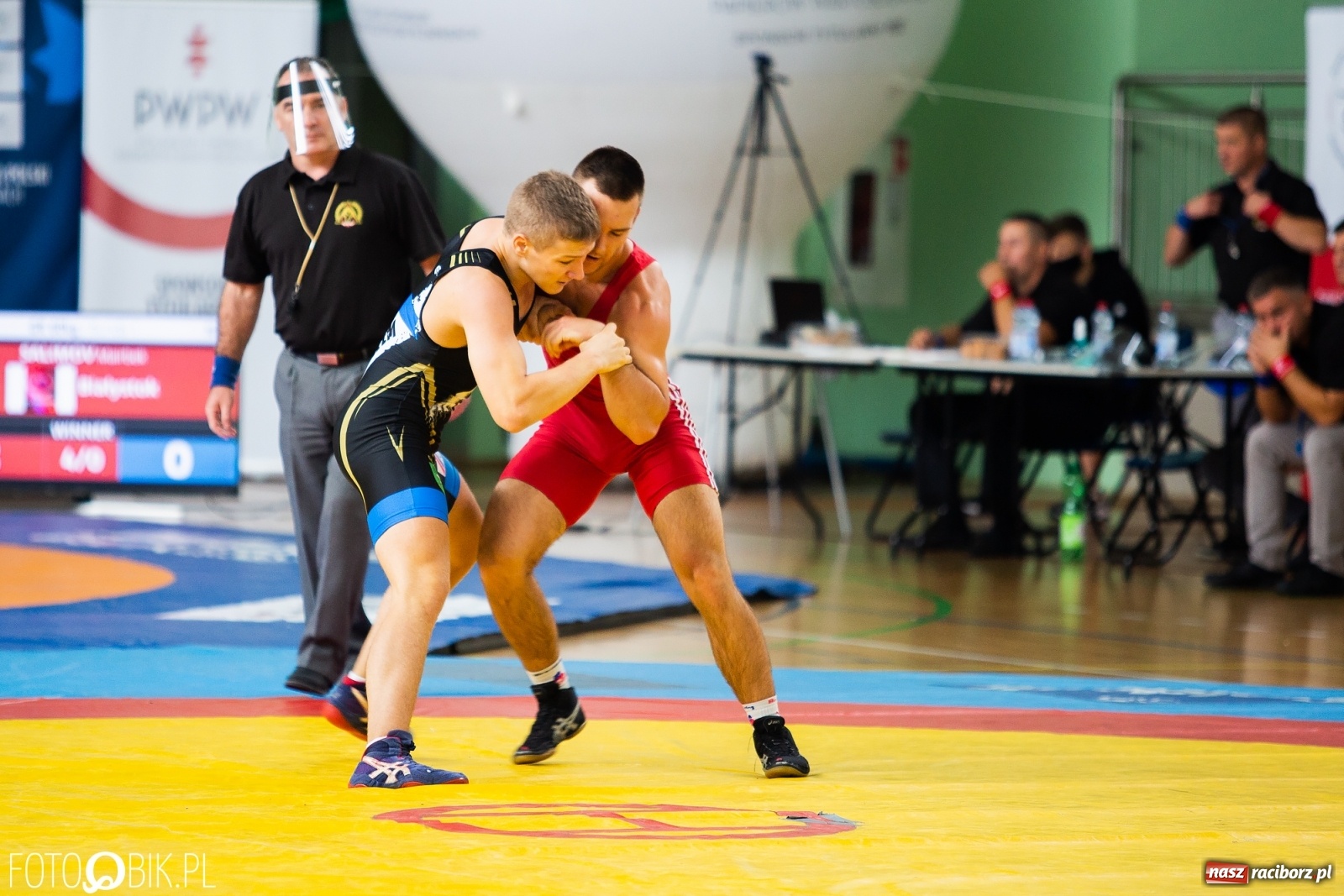 Zdjęcie w galerii na portalu naszraciborz.pl: W Arenie Rafako trwają Mistrzostwa Polski Juniorów w Zapasach  wiadomości z regionu