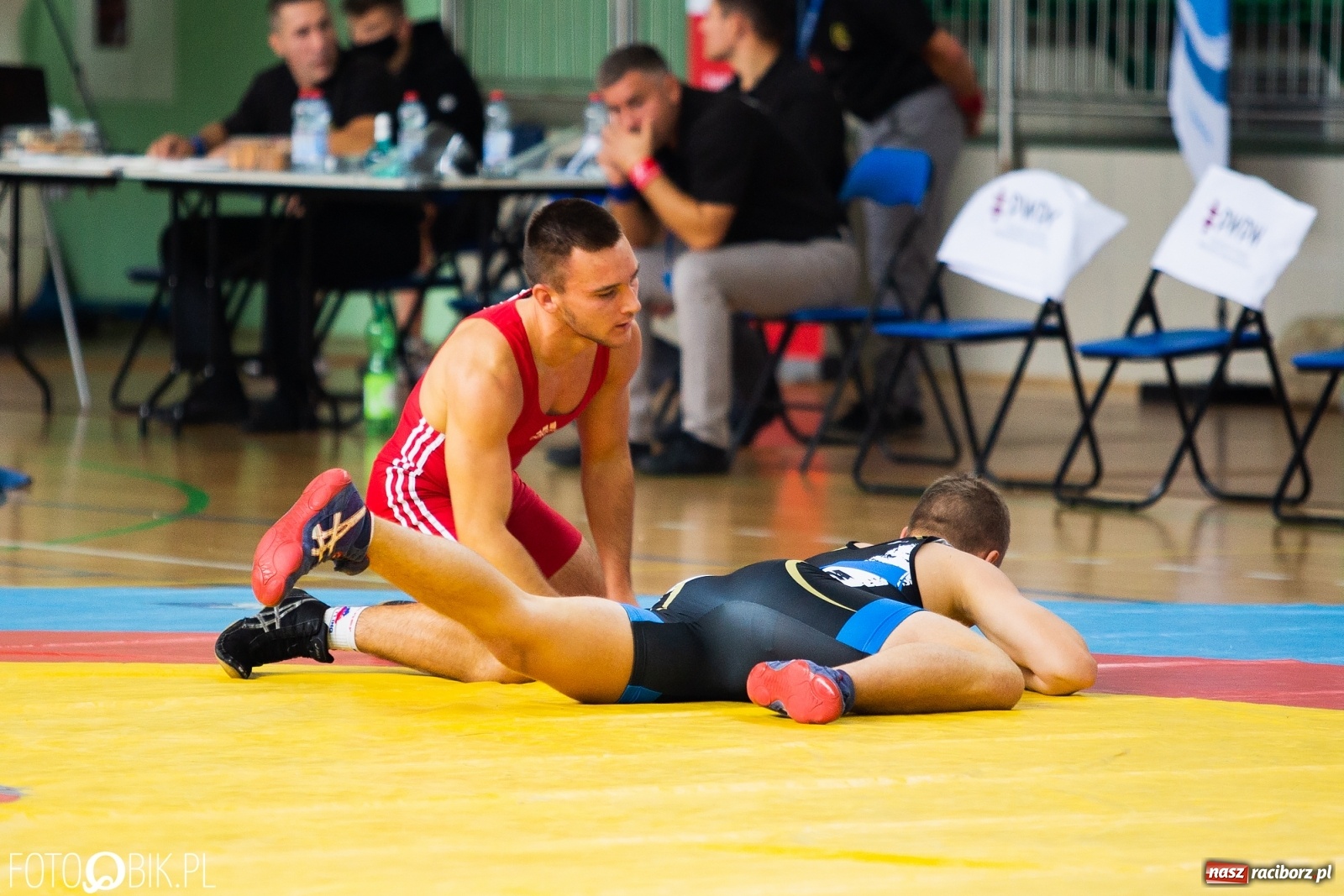 Zdjęcie w galerii na portalu naszraciborz.pl: W Arenie Rafako trwają Mistrzostwa Polski Juniorów w Zapasach  wiadomości z regionu