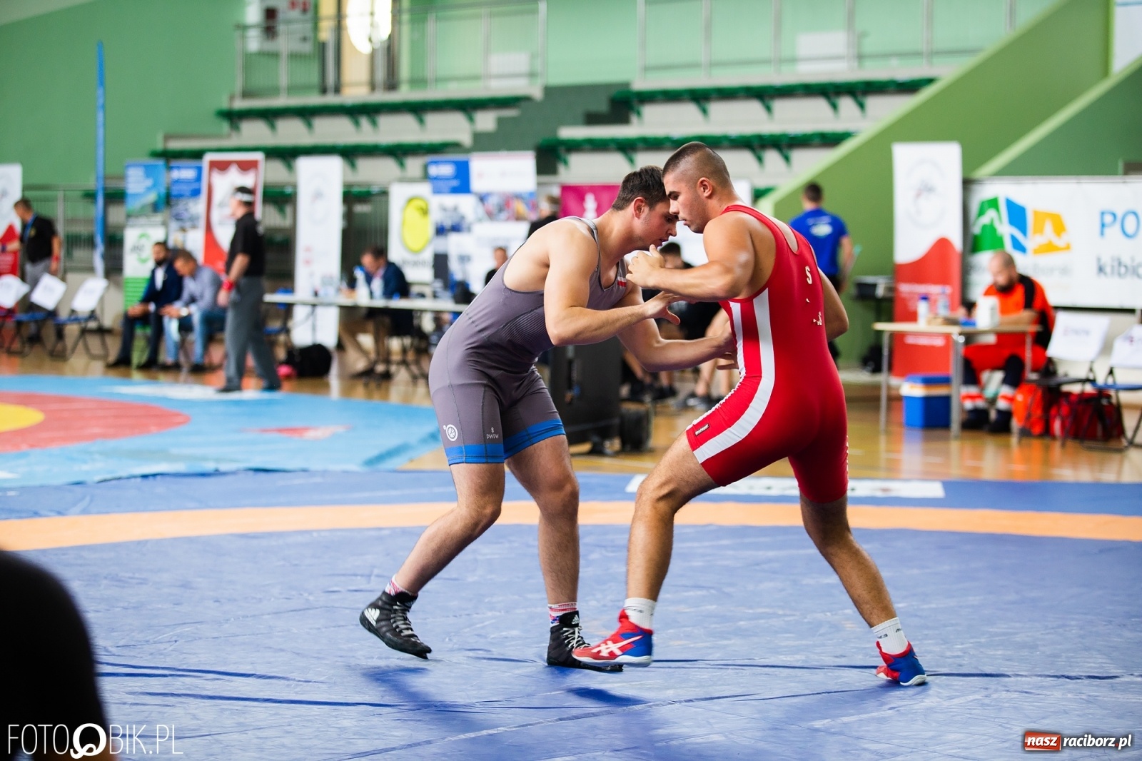 Zdjęcie w galerii na portalu naszraciborz.pl: W Arenie Rafako trwają Mistrzostwa Polski Juniorów w Zapasach  wiadomości z regionu
