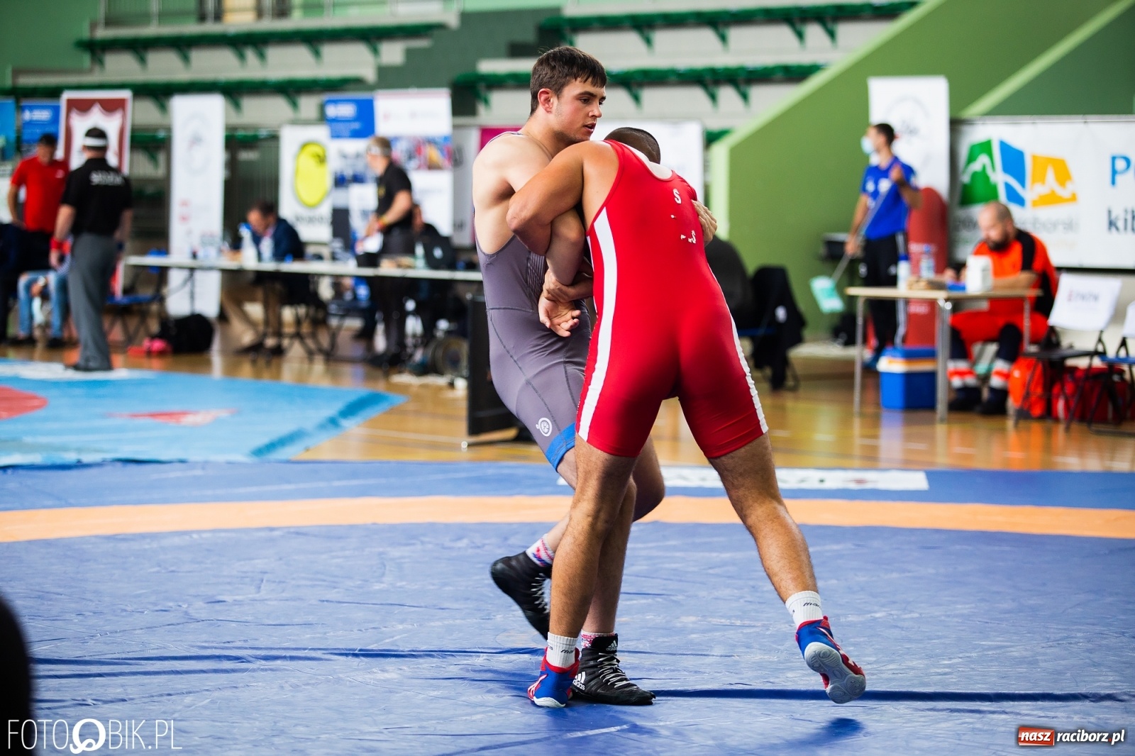 Zdjęcie w galerii na portalu naszraciborz.pl: W Arenie Rafako trwają Mistrzostwa Polski Juniorów w Zapasach  wiadomości z regionu