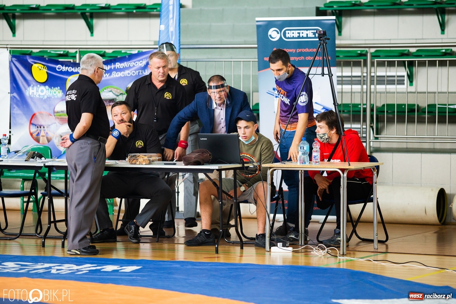 Zdjęcie w galerii na portalu naszraciborz.pl: W Arenie Rafako trwają Mistrzostwa Polski Juniorów w Zapasach  wiadomości z regionu