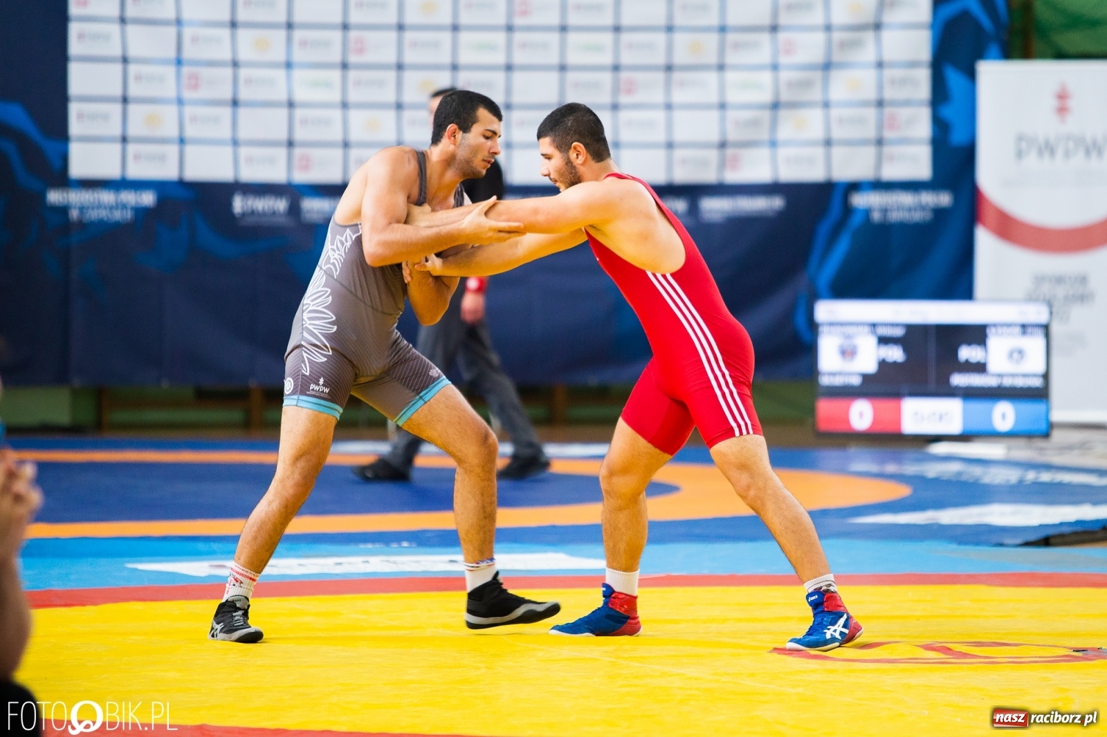 Zdjęcie w galerii na portalu naszraciborz.pl: W Arenie Rafako trwają Mistrzostwa Polski Juniorów w Zapasach  wiadomości z regionu