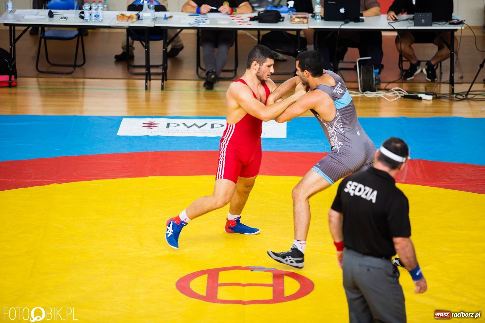 Zdjęcie w galerii na portalu naszraciborz.pl: W Arenie Rafako trwają Mistrzostwa Polski Juniorów w Zapasach  wiadomości z regionu