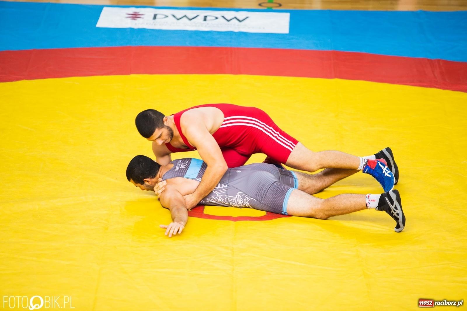 Zdjęcie w galerii na portalu naszraciborz.pl: W Arenie Rafako trwają Mistrzostwa Polski Juniorów w Zapasach  wiadomości z regionu