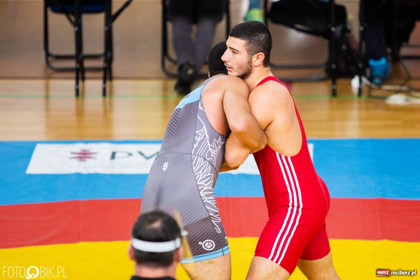 Zdjęcie w galerii na portalu naszraciborz.pl: W Arenie Rafako trwają Mistrzostwa Polski Juniorów w Zapasach  wiadomości z regionu