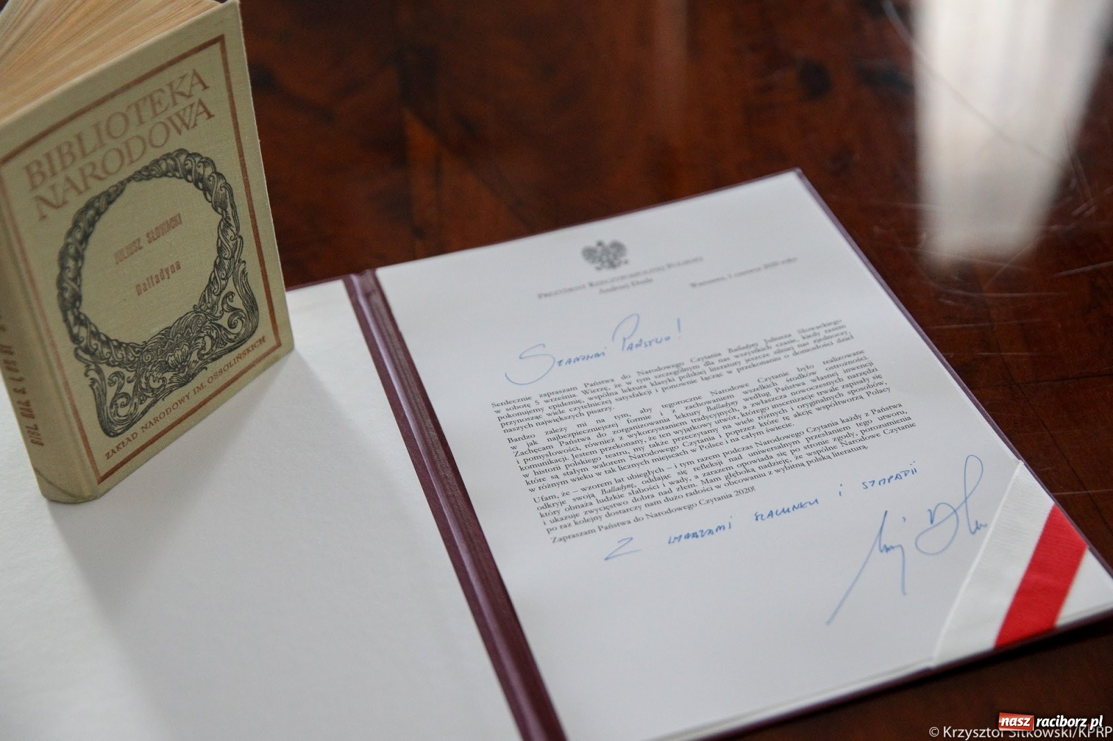 Zdjęcie w galerii na portalu naszraciborz.pl: Artyści Zamkowej Grupy Teatralnej czytali Balladynę  wiadomości z regionu