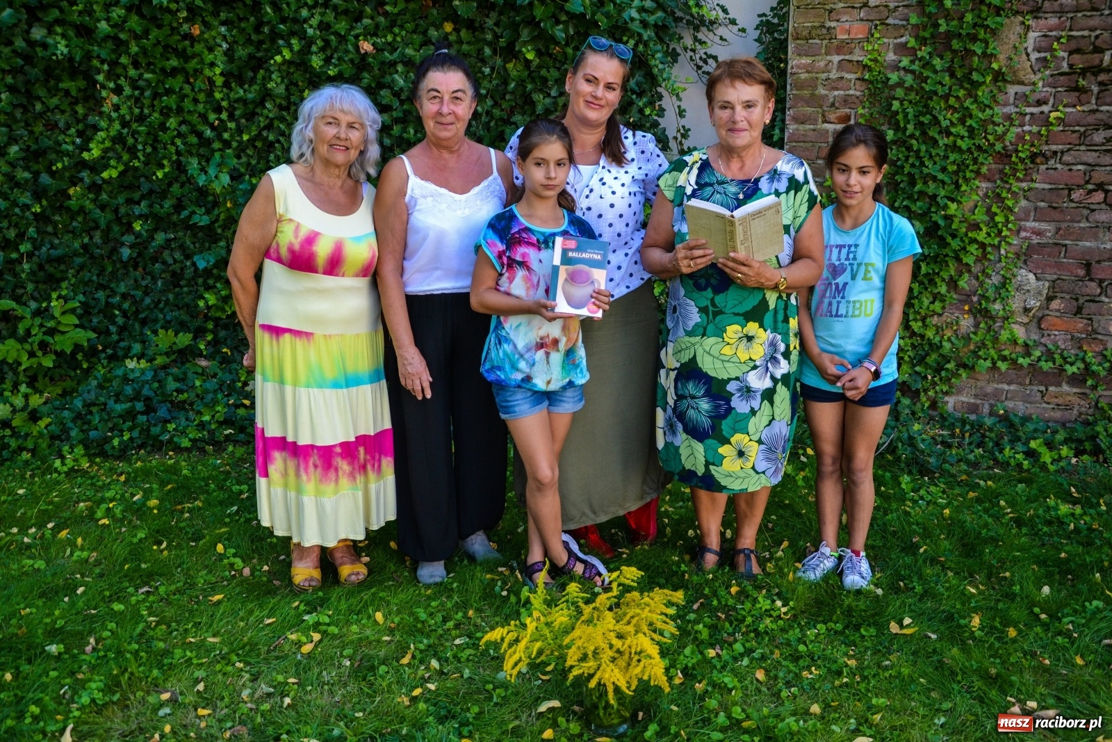 Zdjęcie w galerii na portalu naszraciborz.pl: Artyści Zamkowej Grupy Teatralnej czytali Balladynę  wiadomości z regionu
