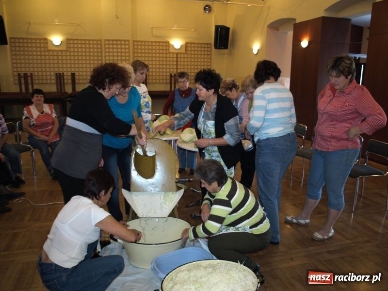 Zdjęcie w galerii na portalu naszraciborz.pl: Kiszenie kapusty w Tworkowie wiadomości z regionu