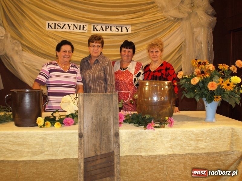 Zdjęcie w galerii na portalu naszraciborz.pl: Kiszenie kapusty w Tworkowie wiadomości z regionu