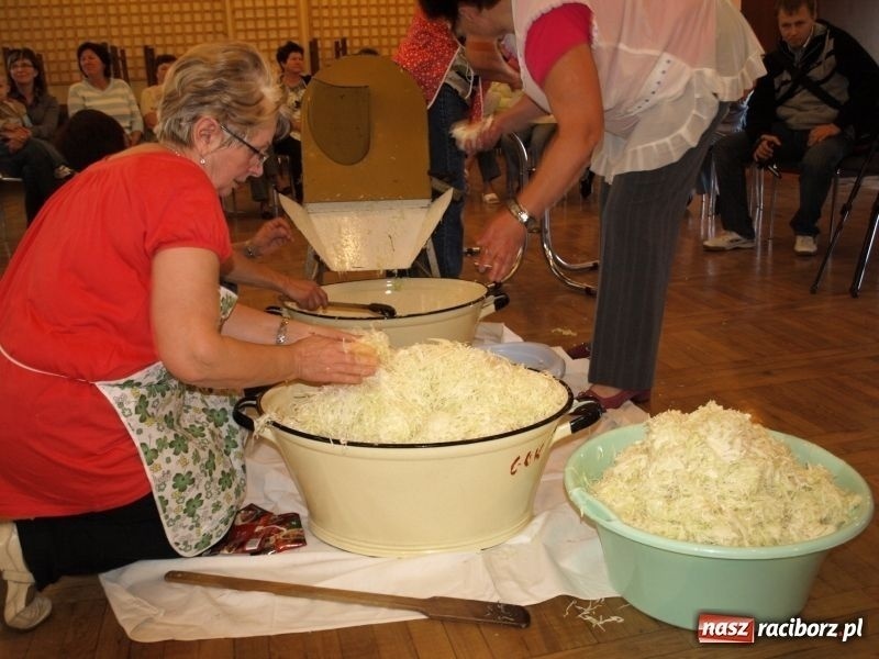 Zdjęcie w galerii na portalu naszraciborz.pl: Kiszenie kapusty w Tworkowie wiadomości z regionu