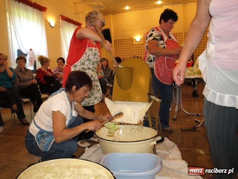 Zdjęcie w galerii na portalu naszraciborz.pl: Kiszenie kapusty w Tworkowie wiadomości z regionu