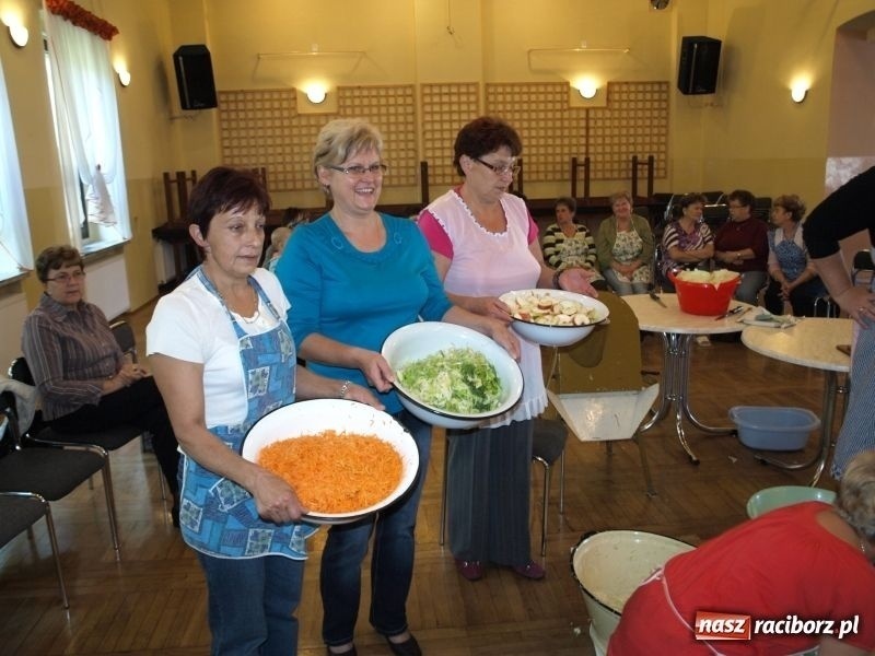 Zdjęcie w galerii na portalu naszraciborz.pl: Kiszenie kapusty w Tworkowie wiadomości z regionu
