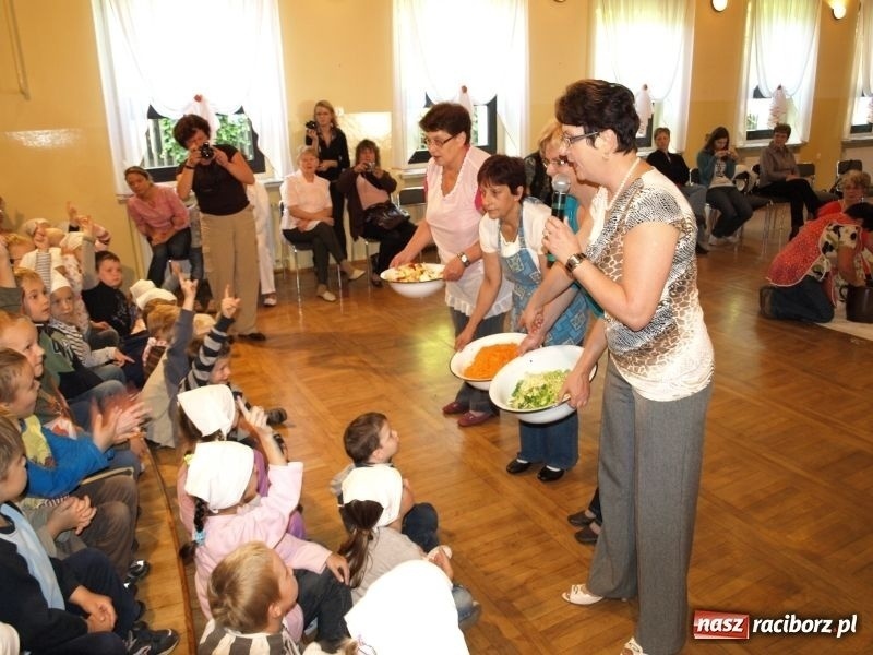Zdjęcie w galerii na portalu naszraciborz.pl: Kiszenie kapusty w Tworkowie wiadomości z regionu