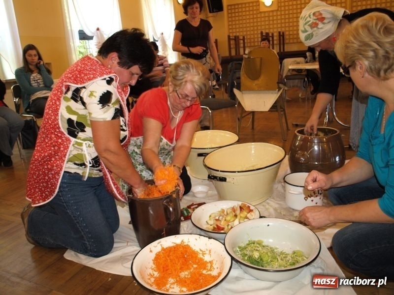 Zdjęcie w galerii na portalu naszraciborz.pl: Kiszenie kapusty w Tworkowie wiadomości z regionu