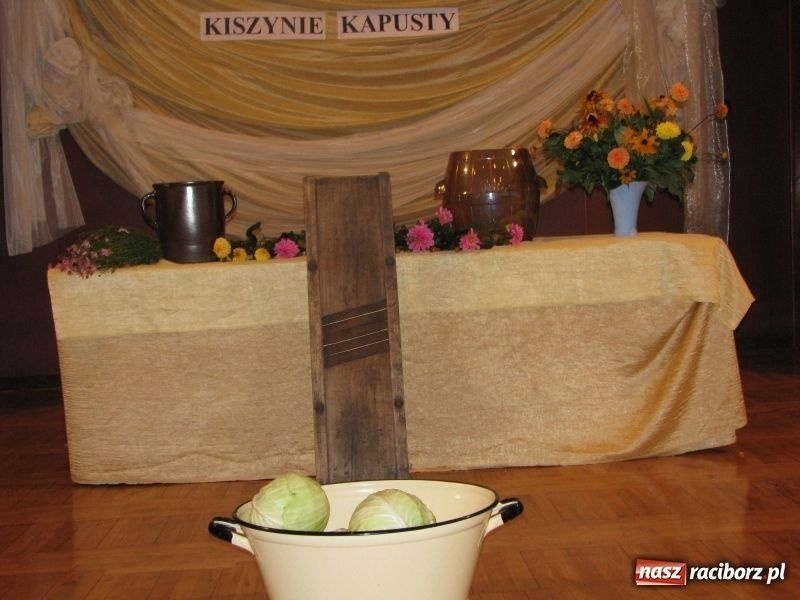 Zdjęcie w galerii na portalu naszraciborz.pl: Kiszenie kapusty w Tworkowie wiadomości z regionu